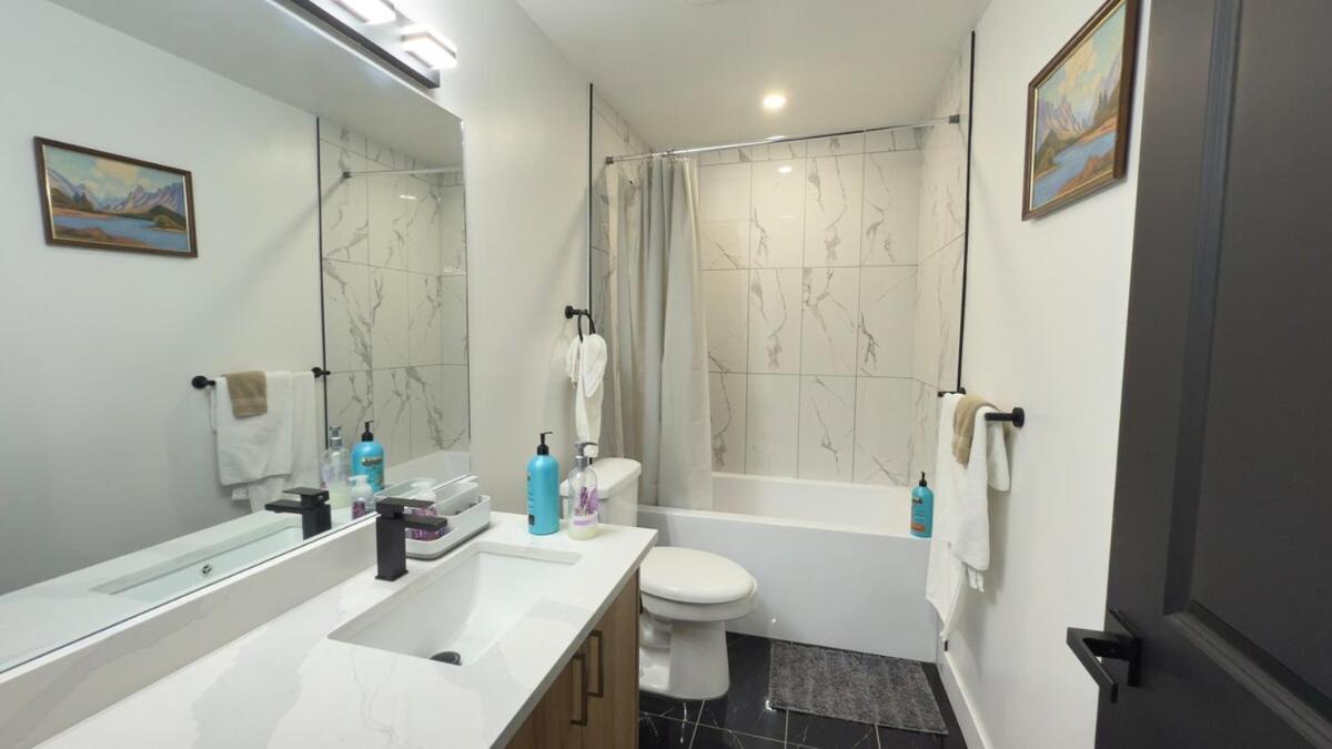 Cozy Cue Retreat I 2 Br * Calgary
